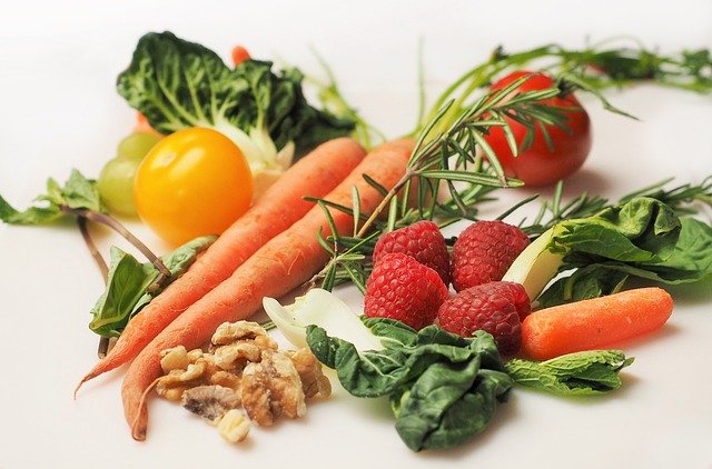 fresh carrots, spinach, tomato, walnuts, and other herbs
